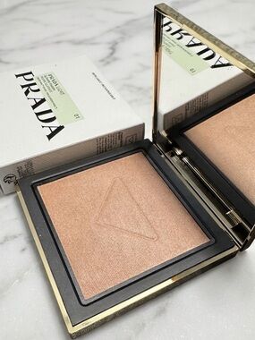 Prada Light Glowing Highlighter Powder 01
